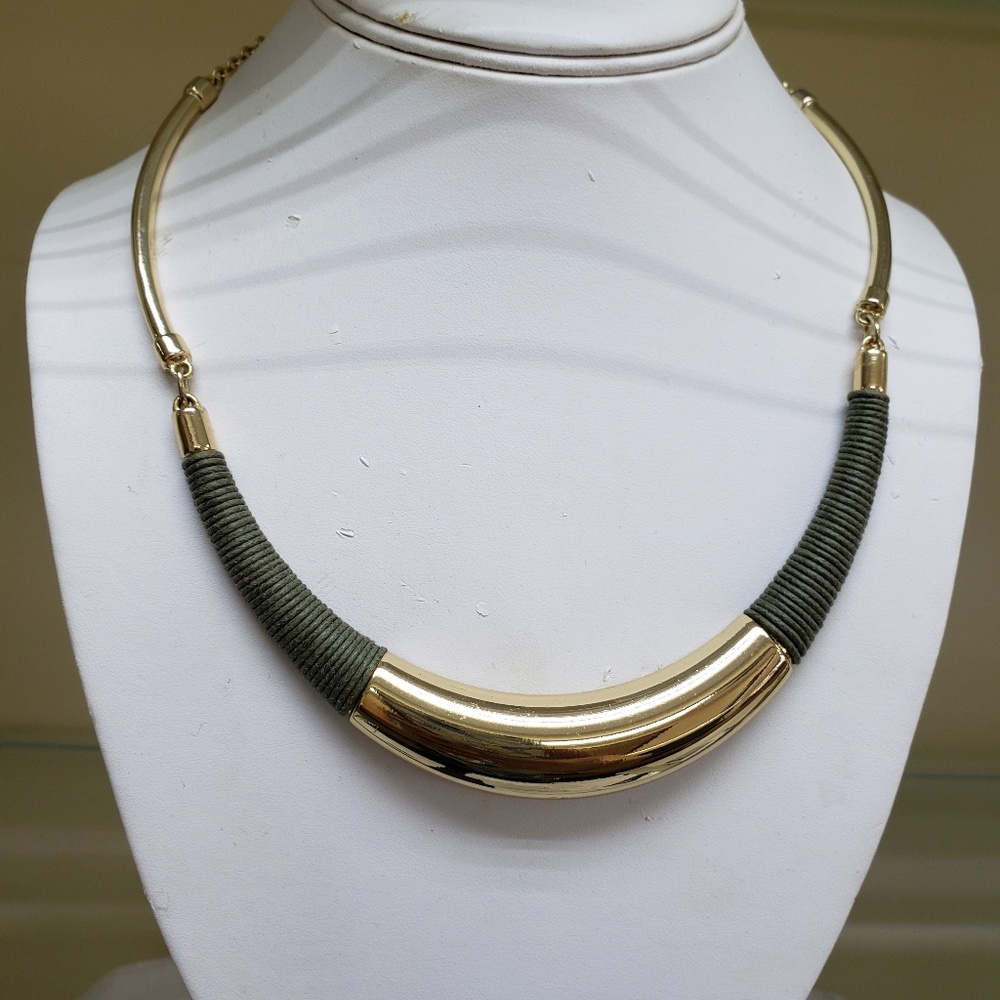 White house black market necklace 18"